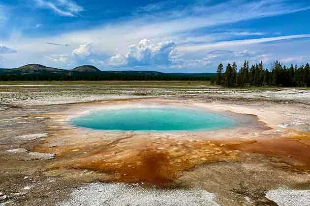 Best Time to Visit Yellowstone National Park: A Complete Seasonal Guide (2026)